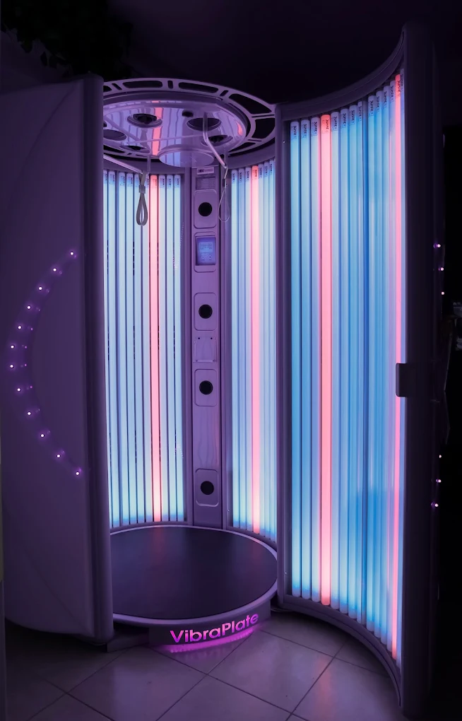 Stand-up solarium VibraPlate